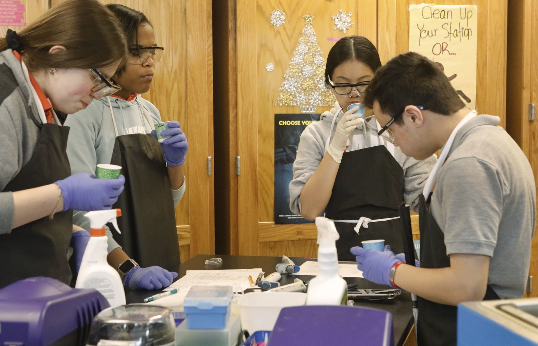Collegiate students learn about their own DNA